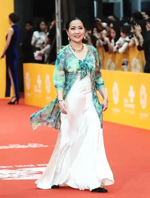 61岁沈丹萍亮相,穿蓝色衬衫配白色吊带,简约不失高贵