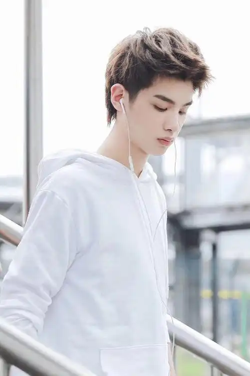 justin黄明昊换发型了短发再剪短一点儿清爽十足更帅气