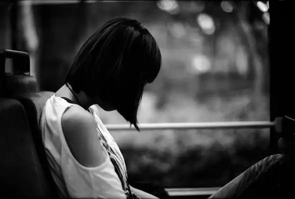 那一低头的温柔_唯美意境女生图片