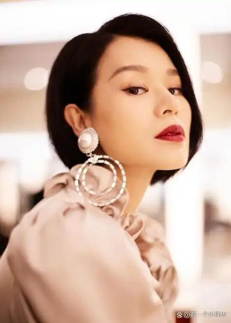 其间tvb当家花旦胡杏儿的短发最惹人眼球,而且她还是30位姐姐中唯一留