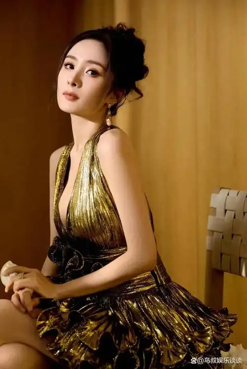 杨幂穿深v鎏金裙大秀性感火辣好身材 风情万种 妩媚勾人