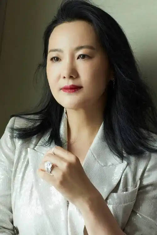 咏梅出席北京电影节,佩戴孔雀羽毛戒指抢镜,奥运嘉宾也亮相红毯