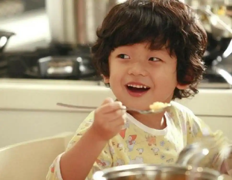 当初承包你所有头像,长大后却撞脸李现