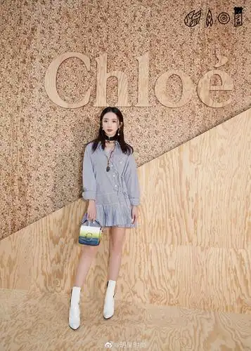 孟美岐蓝白条纹裙搭配白色短靴亮相巴黎时装周|孟美岐|短靴|巴黎时装