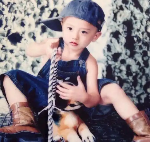 最后放一张蔡徐坤小时候的照片?怎么样?从小就是一个很潮的男生了呢!