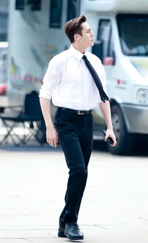 陈伟霆现身某银行被拍弯腰低头坏笑 网友:隔着屏幕都能听见笑声