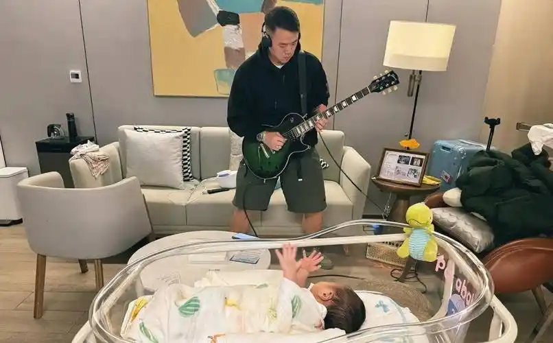 黄雅莉晒全家福为儿庆满月礼,产后瘦身有成,王皓弹吉他扮酷助兴_王浩