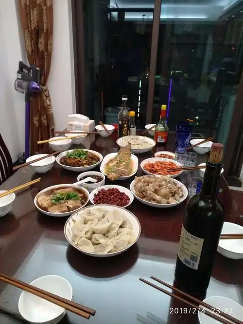 除夕夜三个家庭吃年夜饭