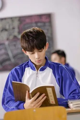 吴磊穿校服的样子也很帅!