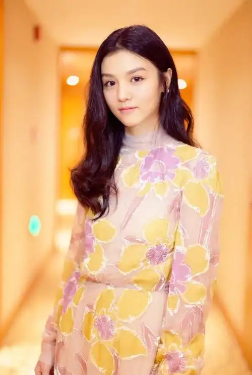 演员春夏国内很多人不知道她是谁但小小年纪就已经是影后