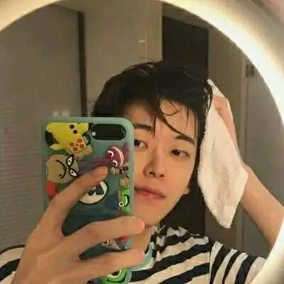 真人帅气对镜自拍男生头像图片