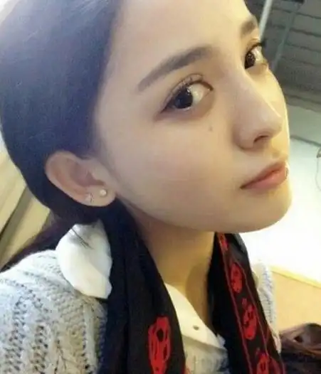 古力娜扎大学时期纯素颜照曝光抬手的瞬间暴露真实身材