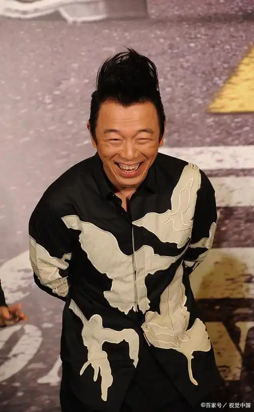 黄渤49岁生日星光熠熠的娱乐圈仅三位明星送上祝福揭示世态炎凉