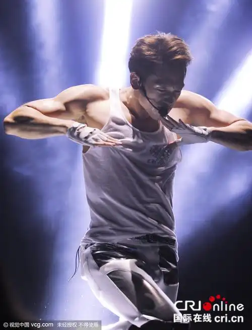 rain沈阳演唱会荷尔蒙爆表 撕衣秀八块腹肌