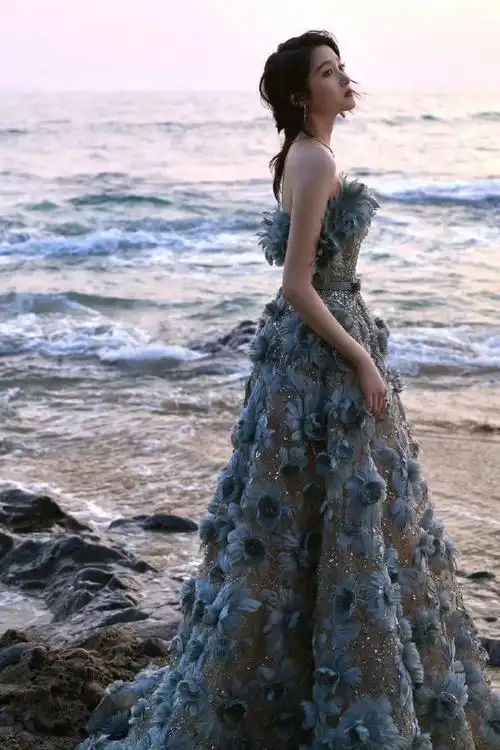 关晓彤抹胸浪花裙##星姐微博