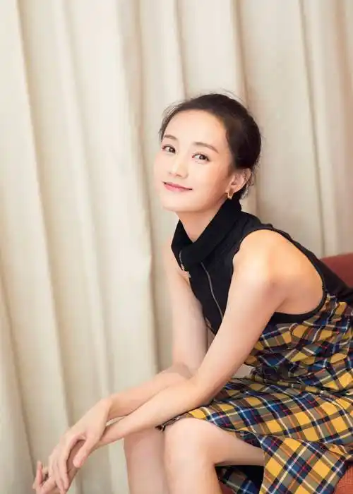 李一桐早年辛苦摸爬滚打,在给赵丽颖做替身时,不迷失自我,努力磨炼