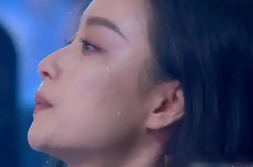 倪妮仙女落泪上热搜,意识到眼泪掉下来,抬头歪向眼尾,妆没花