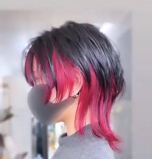 时尚发色的选择短发版的狼尾鲻鱼头更显率性,而长发