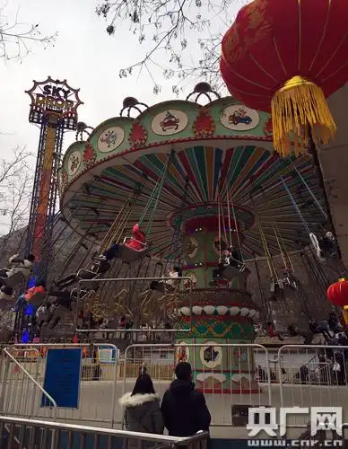 游乐场是年轻人的乐园.