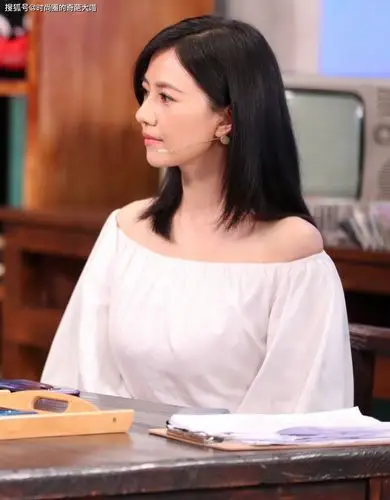 原创高圆圆标志性黑发配一字肩靓丽明媚,女神感依旧,被夸不像41岁!