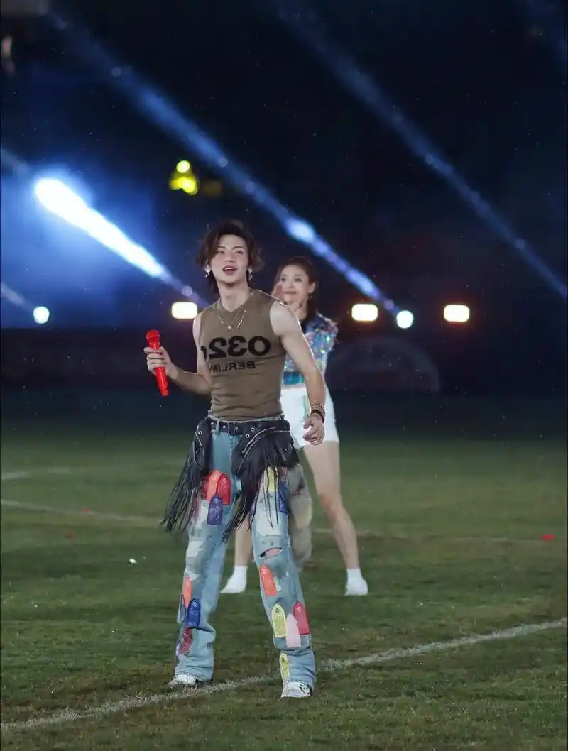 #抖音足球嘉年华 小鬼真的好帅,一不小心