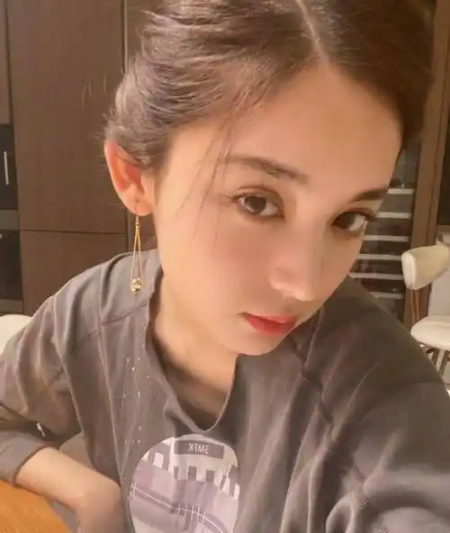 古力娜扎晒自拍照,当看清她穿的啥时,才知道明星从来不过春季