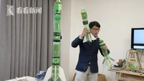 超燃师生用塑料瓶做火箭成功发射后全场欢呼