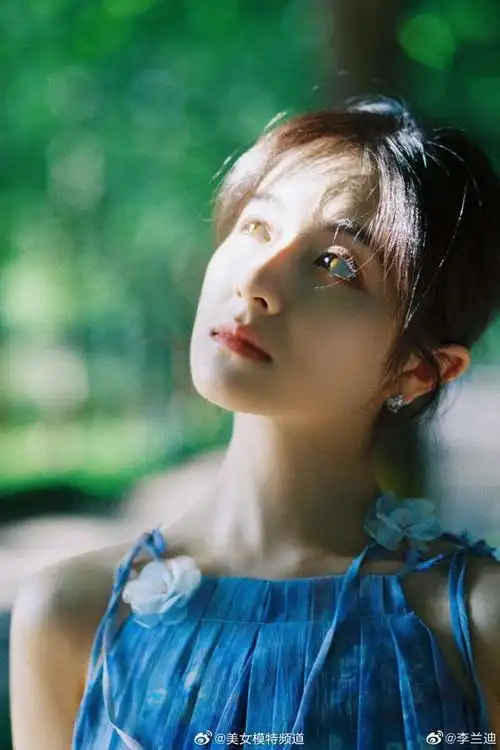 李兰迪着蓝色吊带裙清爽宜人眼神深邃宛若画中仙