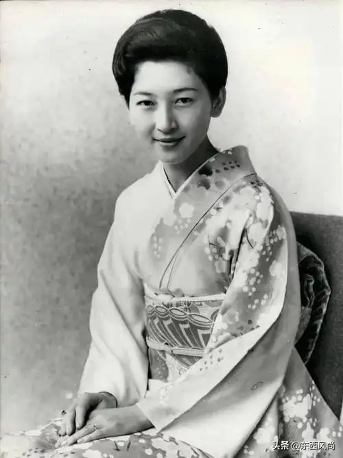 美智子被称为"日本平民皇后第一人",典型的和服美人,柔美温婉