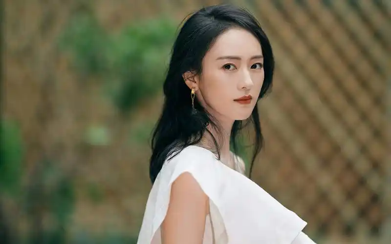 童瑶白裙优雅高清桌面壁纸