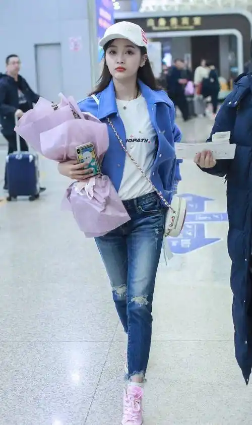 原创吴宣仪罕见紧身牛仔裤写真可爱与时尚于一身这样的女子把心暖化了