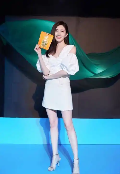 江疏影为显腿长太拼了,牛仔短裤穿到身材口,配高跟鞋美腿好迷人_白色