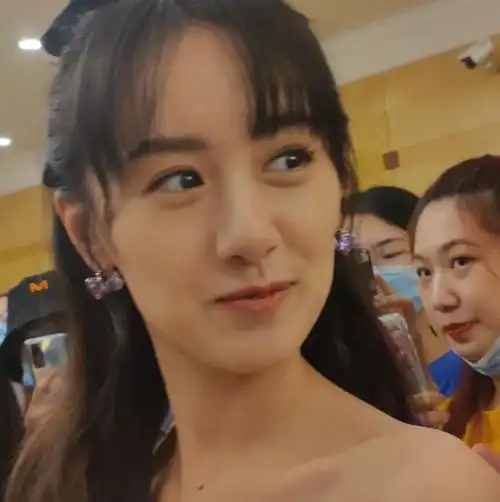 袁冰妍无意被路人拍下生图,脱离了美颜和精修,这状态是真实的?