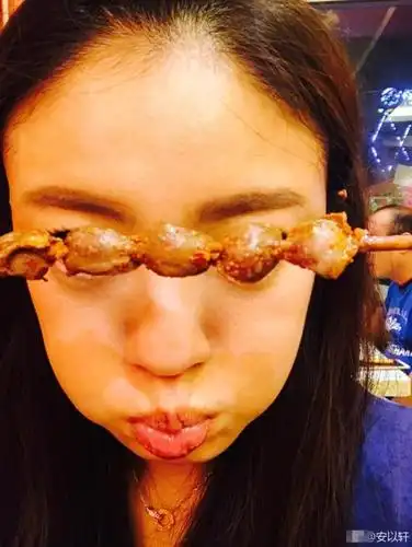 安以轩面对美食双眼圆睁,嘟嘴的表情甚是可爱.