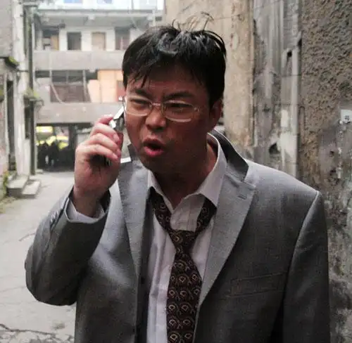 《疯狂的石头》王迅饰演"四眼"