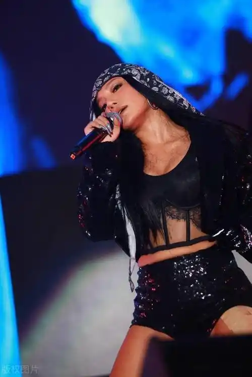 活动现场江映蓉现身成都潮拜音乐节劲歌热舞火辣非常