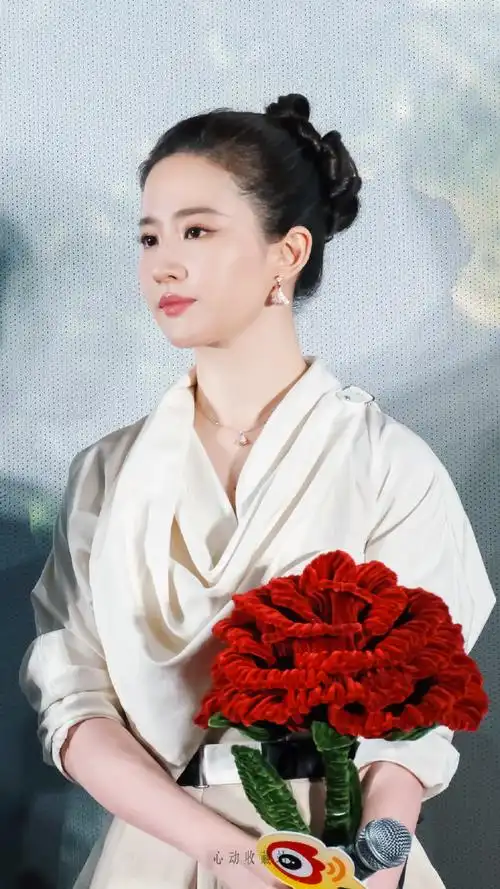 刘亦菲当妈,天仙终究也世俗了