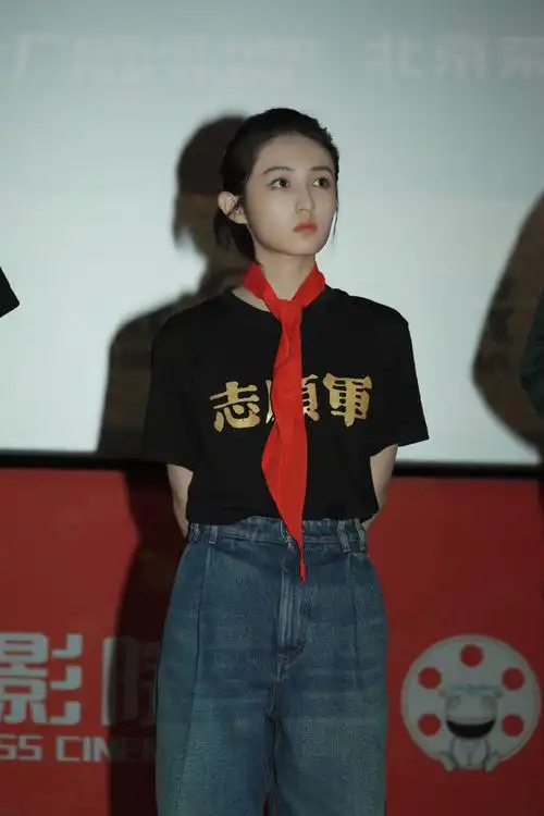 张子枫#电影志愿军雄兵出击#秋意高爽,风劲风落,沈阳路演中.