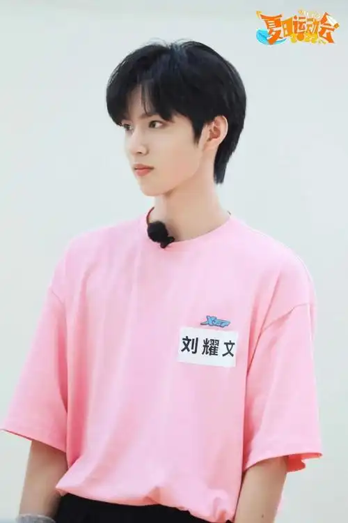 众所周知,刘耀文的下颚线比我的人生规划还清晰既能是阳光男高,也可以