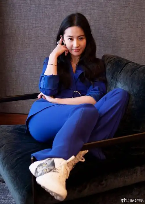 刘亦菲穿宝蓝色西装拍写真02温婉大方攻气十足
