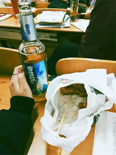 新技能get√ 考研女生背题吹啤酒爆红网络