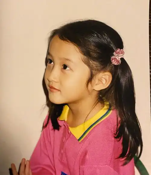 关晓彤小时候照片和现在对比无差别,谁小时候还没个双马尾呢?