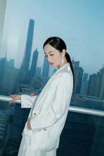 纯白西装帅气马尾现身韩雪又美又飒