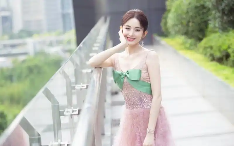 古力娜扎性感露背礼服图片-美女壁纸-高清美女图片-第4图-娟娟壁纸