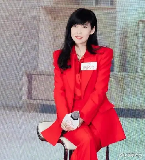 周慧敏近日露面,出席某品牌的站台活动.