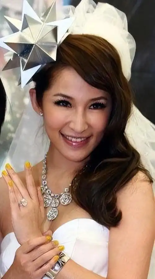 "10亿富婆"萧亚轩:16年交往17任男友,送男友兰博基尼作礼物