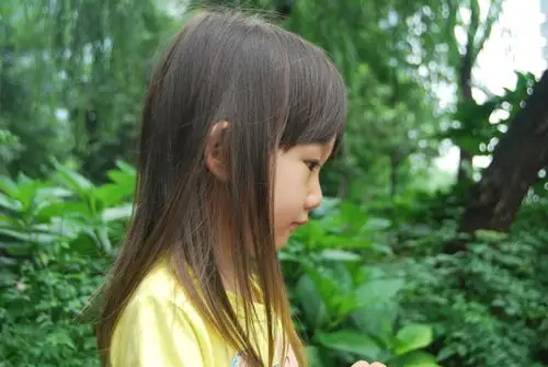 外公十分同意妈妈的意见,也觉得豆丁的侧脸特别漂亮,哈哈