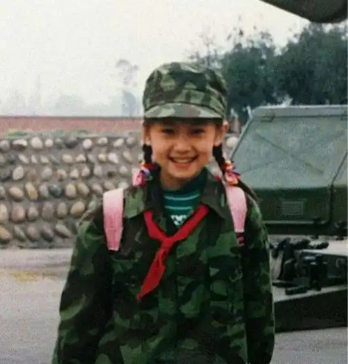 王子文晒旧照 甜美可爱网友喊其留回长发