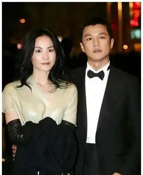 王菲和谢霆锋近况!现身机场时隔23年在牵手,两人状态如 .