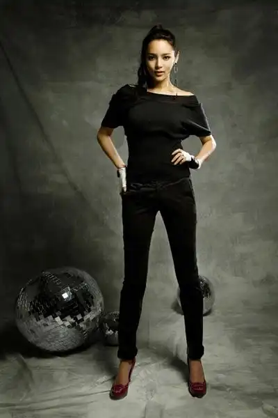 长相清秀甜美,还有一双动人的美腿,韩国美女朴诗妍成为牛仔裤厂商的